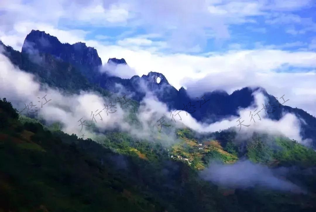 “怒江美丽公路”领略绝美风景 “车在路上走，人在画里行”